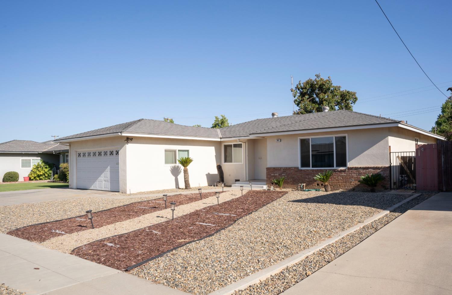 663 E Sample Ave, Fresno, CA 93710