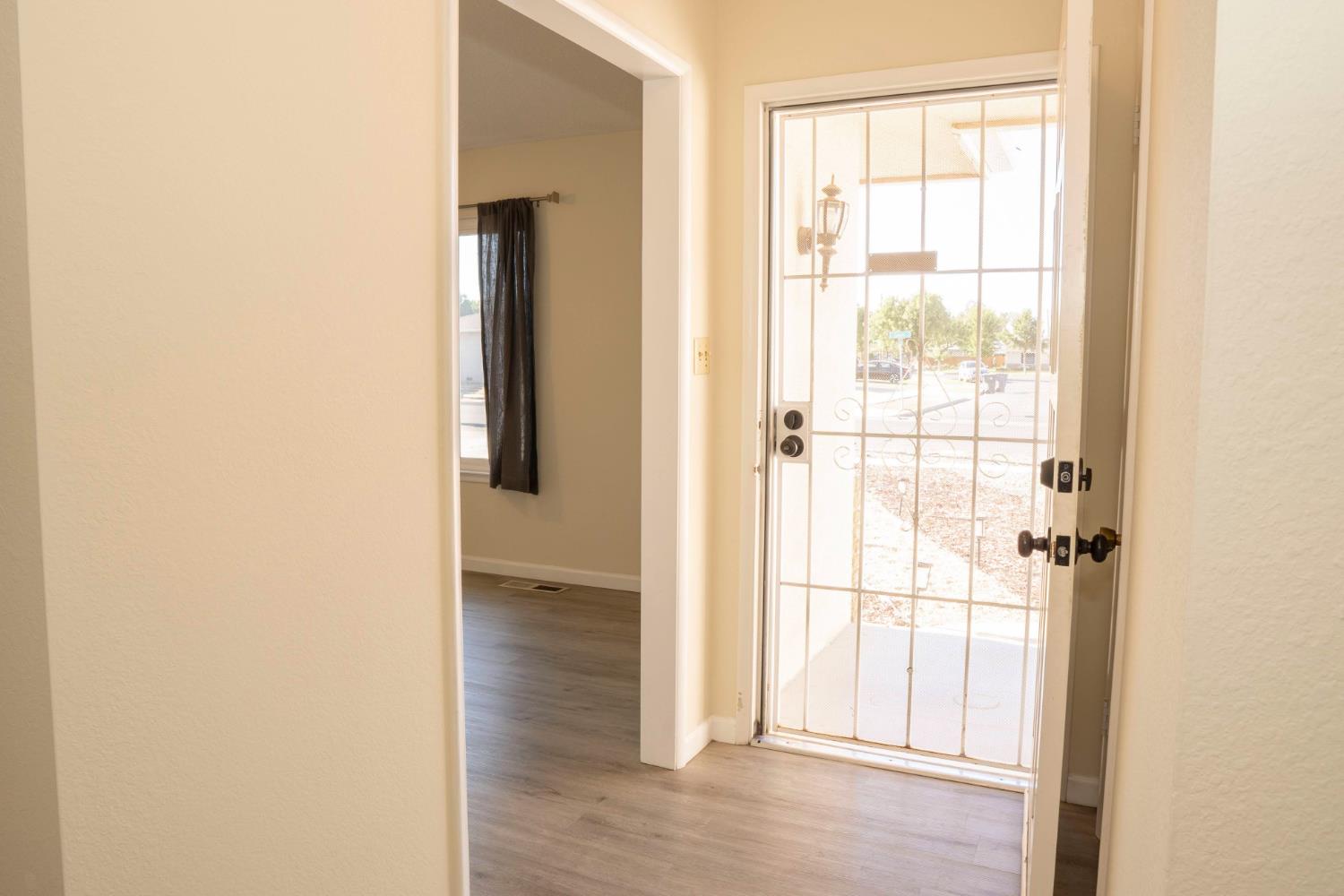 663 E Sample Ave, Fresno, CA 93710