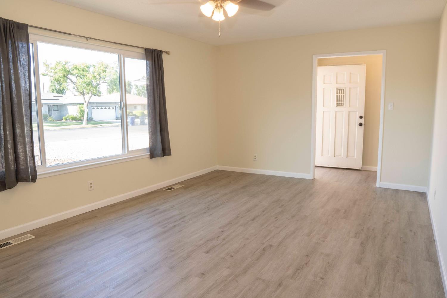 663 E Sample Ave, Fresno, CA 93710