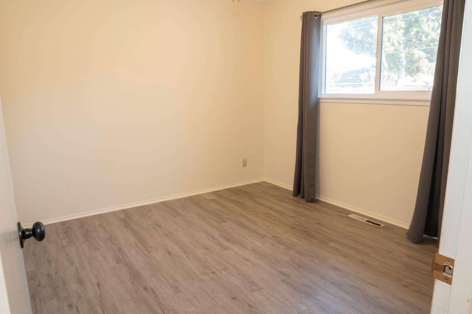 663 E Sample Ave, Fresno, CA 93710