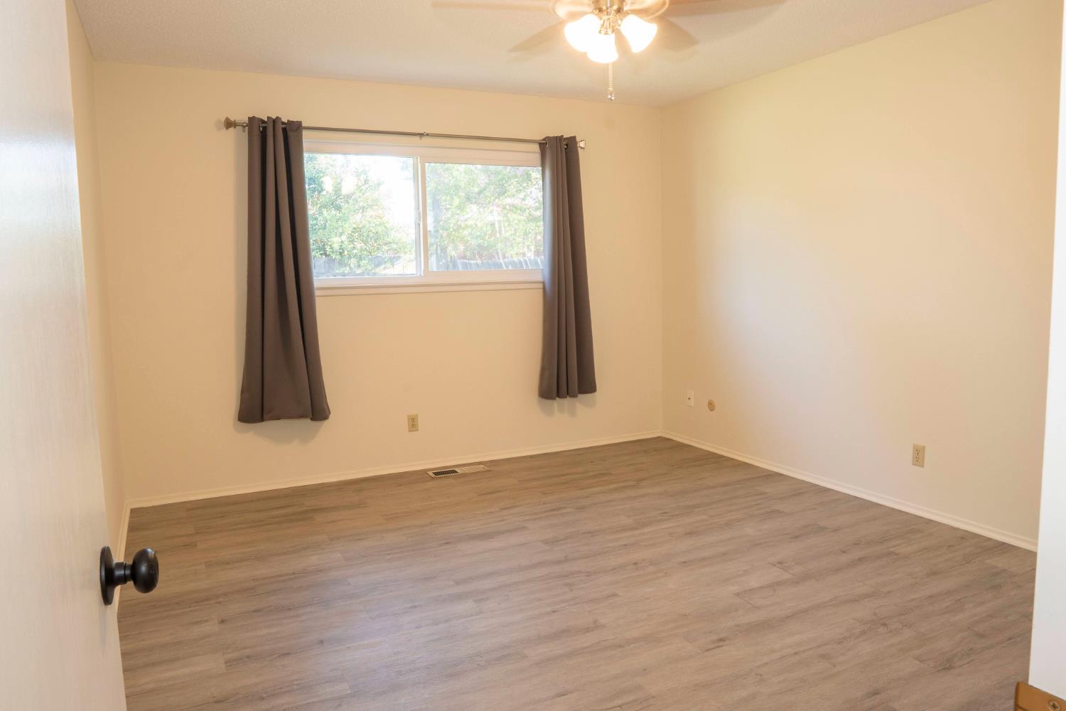 663 E Sample Ave, Fresno, CA 93710