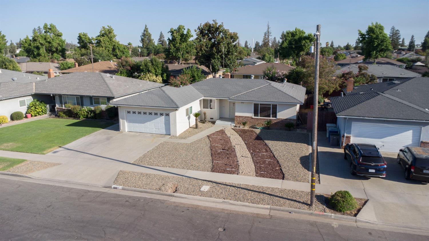 663 E Sample Ave, Fresno, CA 93710