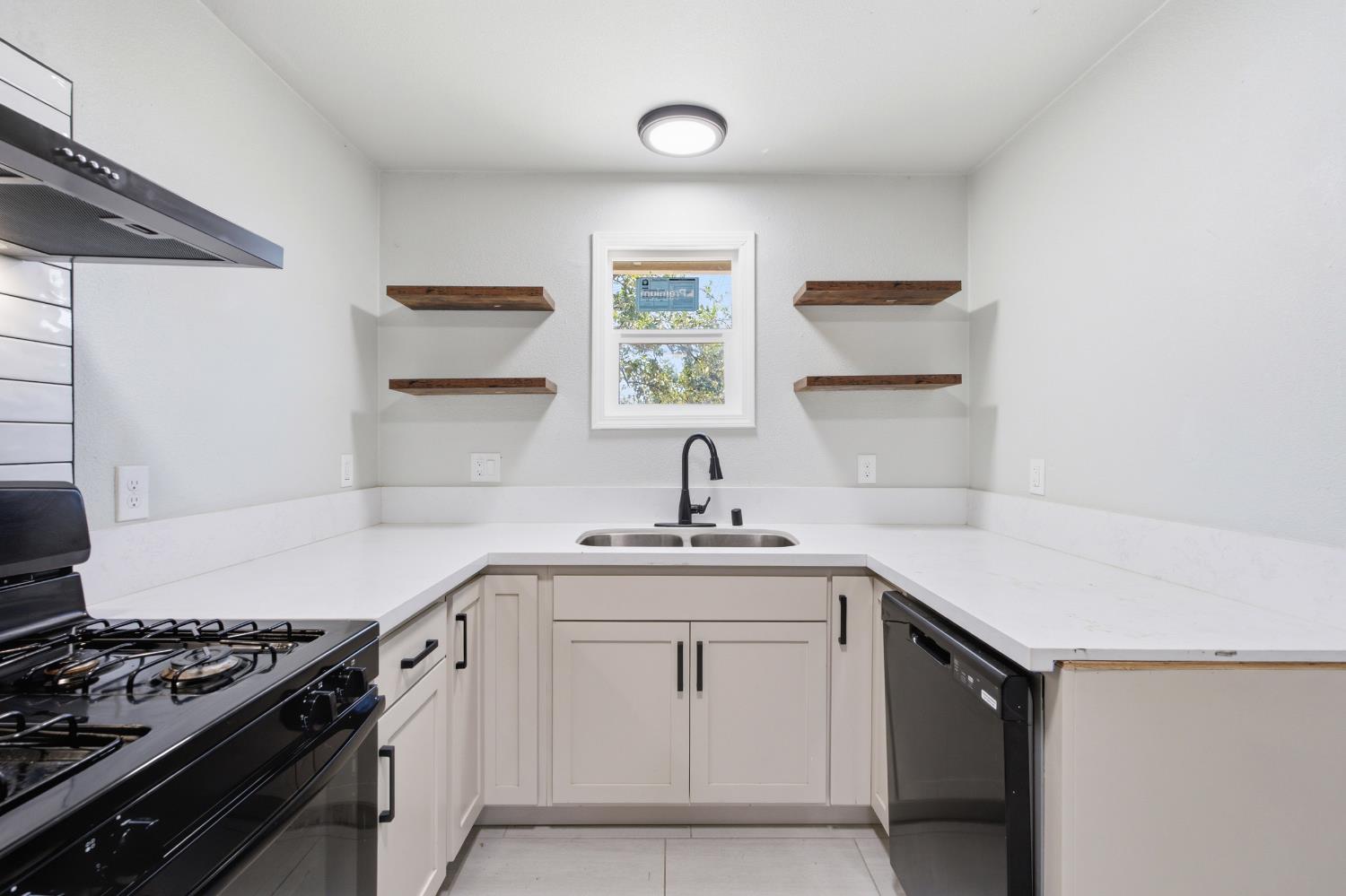 2452 S Holloway Ave, Fresno, CA 93725