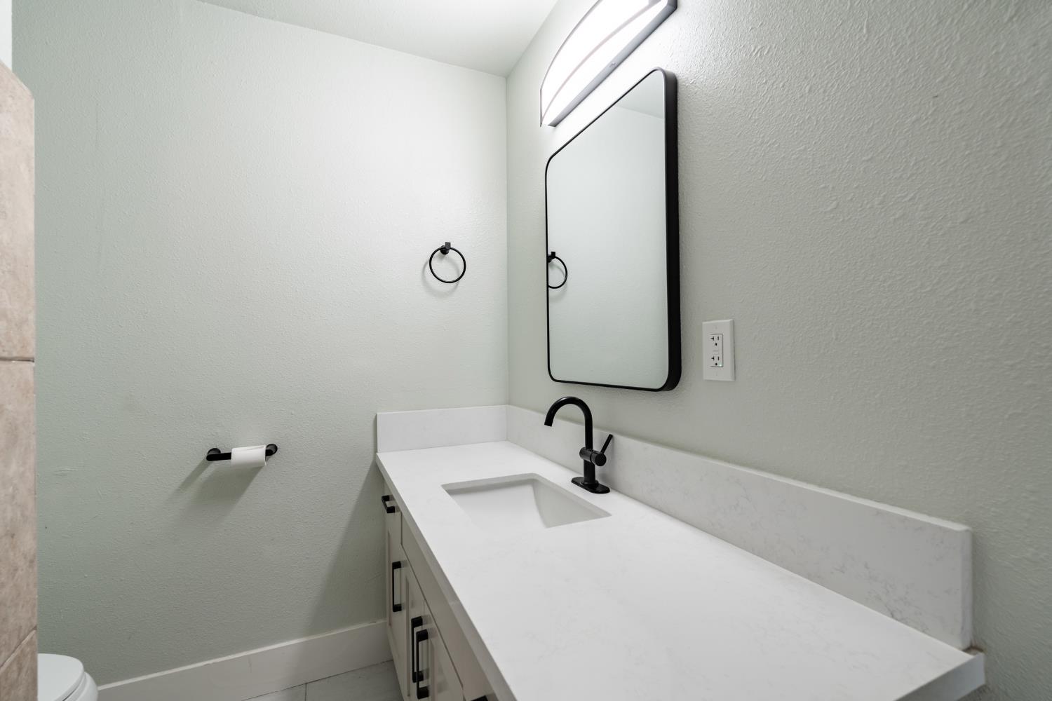 2452 S Holloway Ave, Fresno, CA 93725