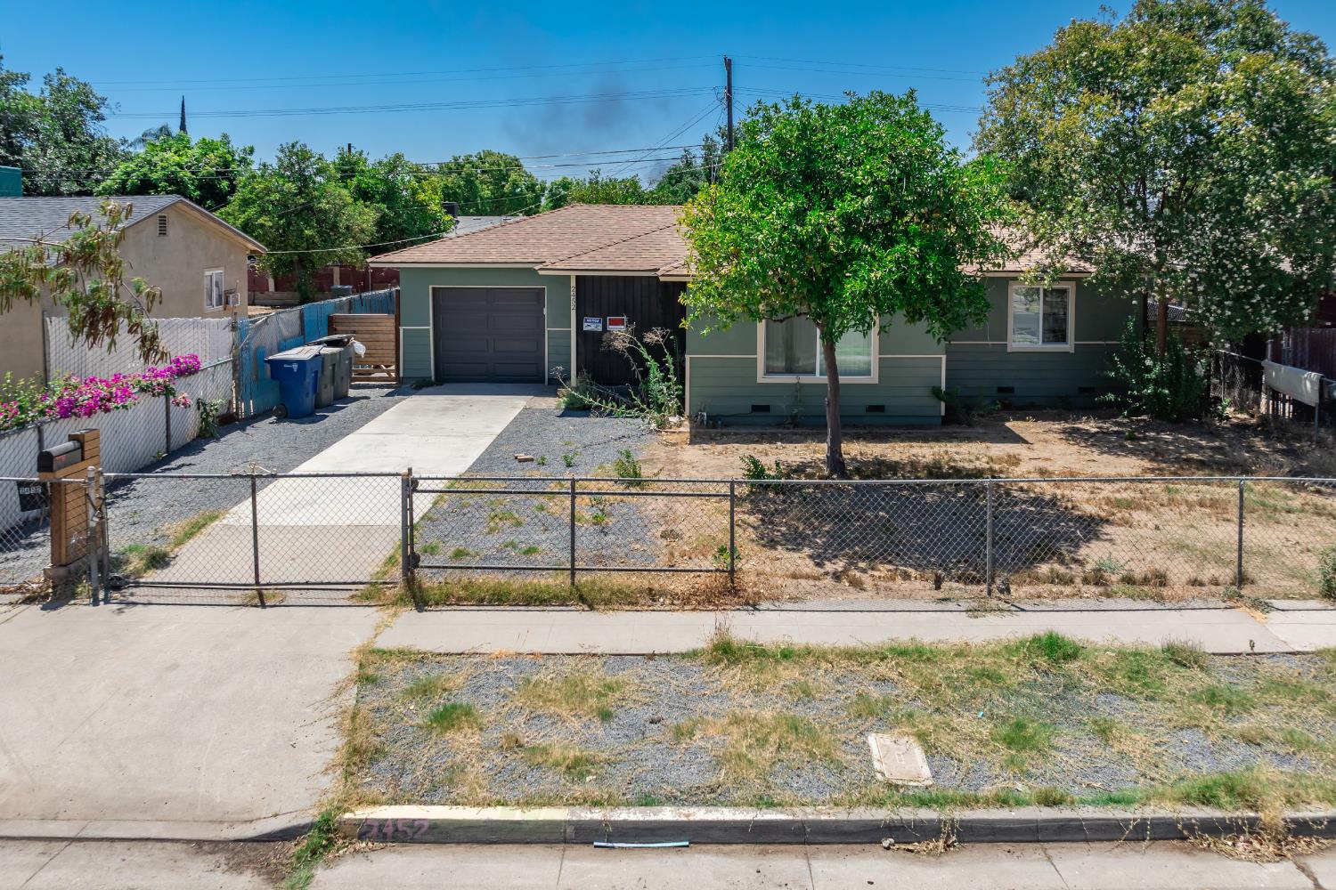 2452 S Holloway Ave, Fresno, CA 93725