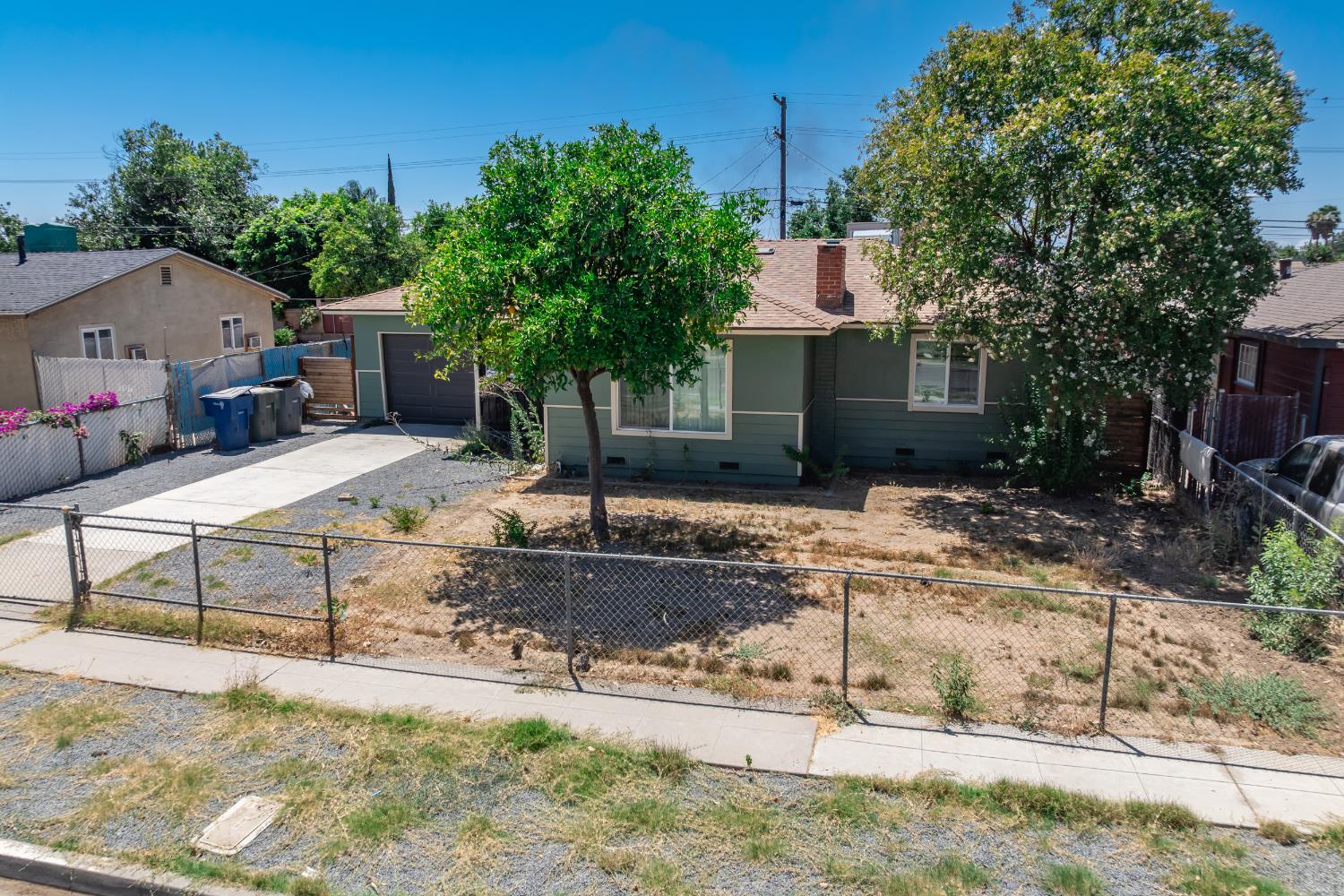 2452 S Holloway Ave, Fresno, CA 93725
