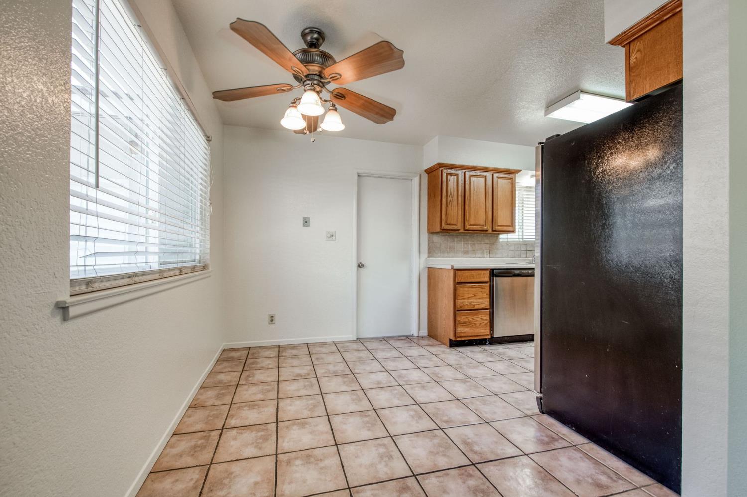 619 W Indianapolis Ave, Clovis, CA 93612