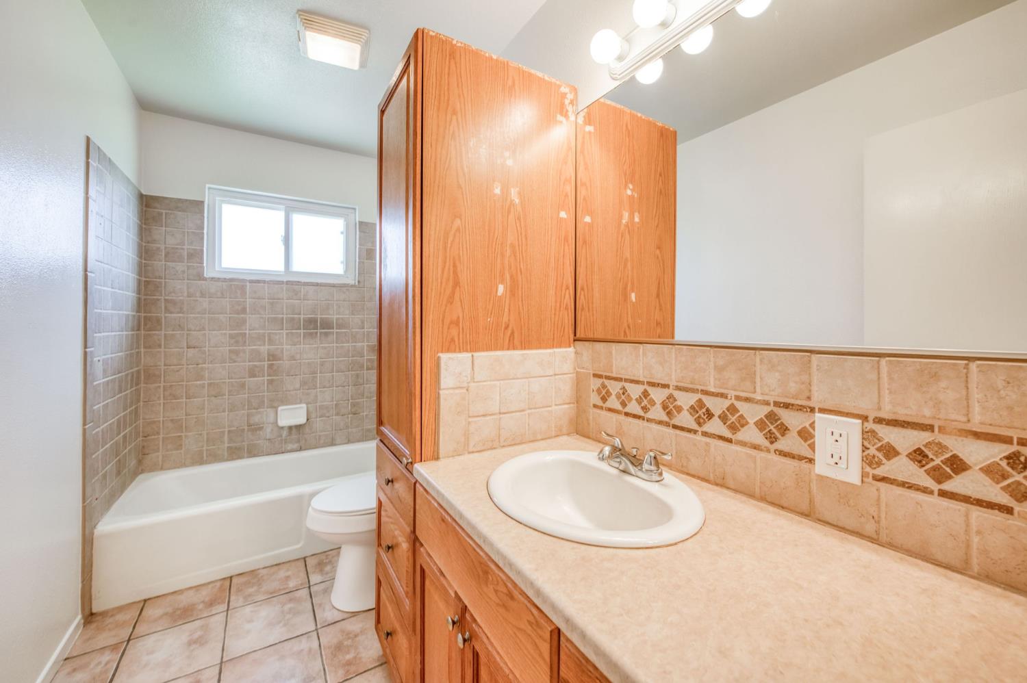 619 W Indianapolis Ave, Clovis, CA 93612