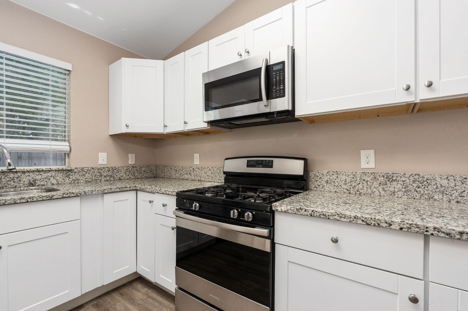 4033 W Providence Ave, Fresno, CA 93722