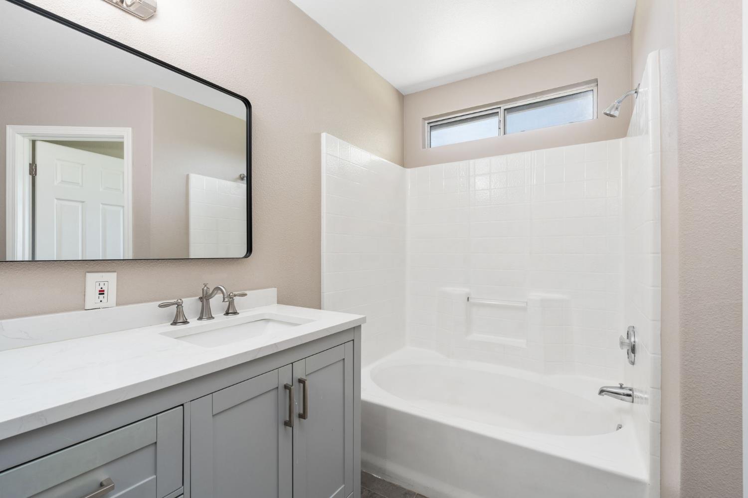 4033 W Providence Ave, Fresno, CA 93722