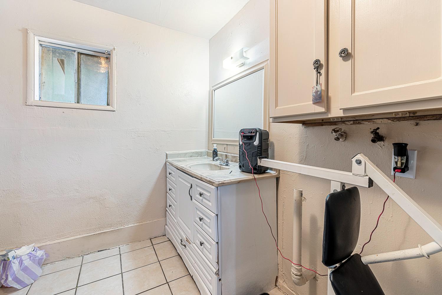 1222 Olive Ave, Sanger, CA 93657