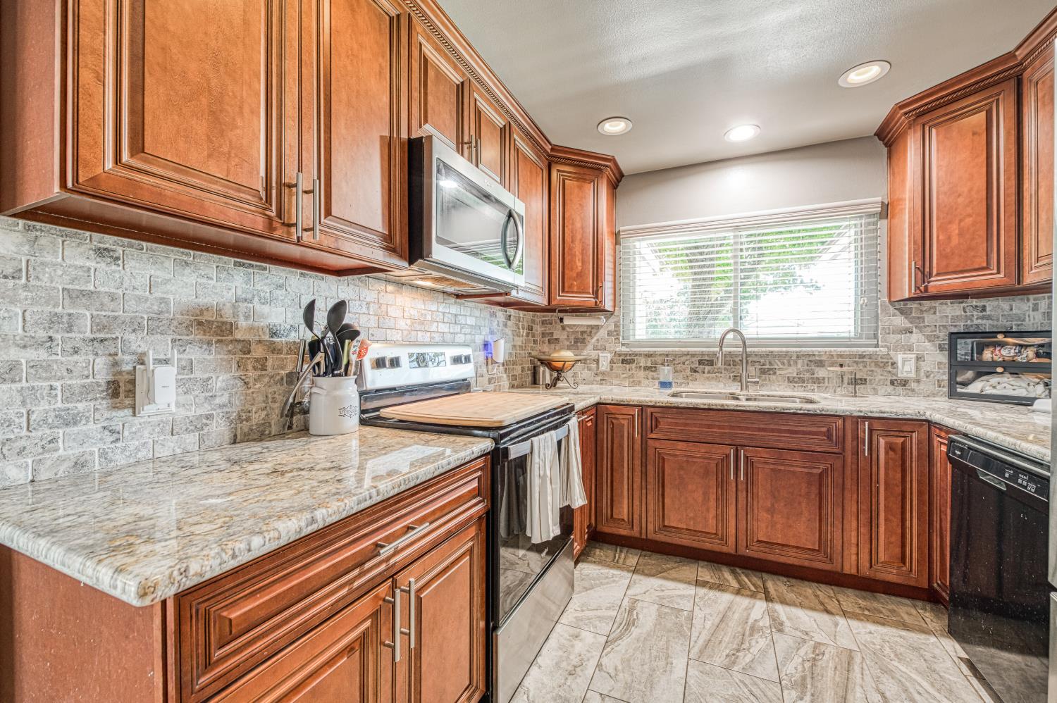 3034 W Indianapolis Ave, Fresno, CA 93722