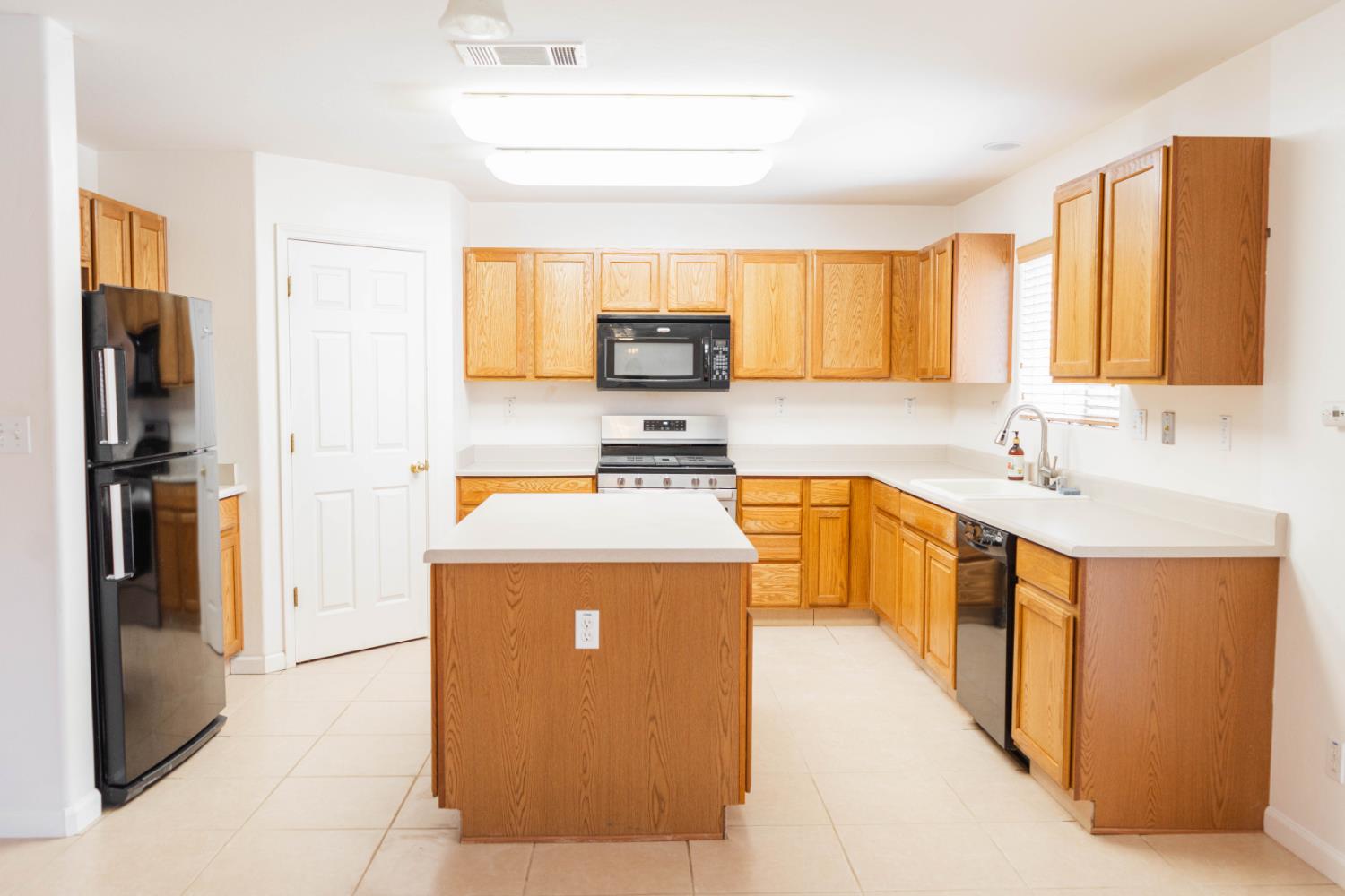809 S Cypress Ave, Fresno, CA 93727