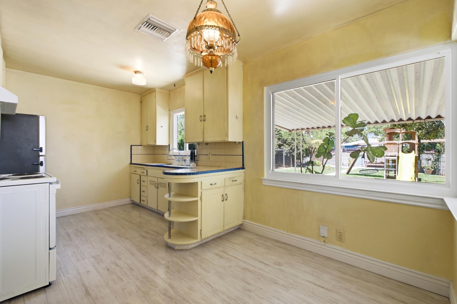 1026 W Dayton Ave, Fresno, CA 93705