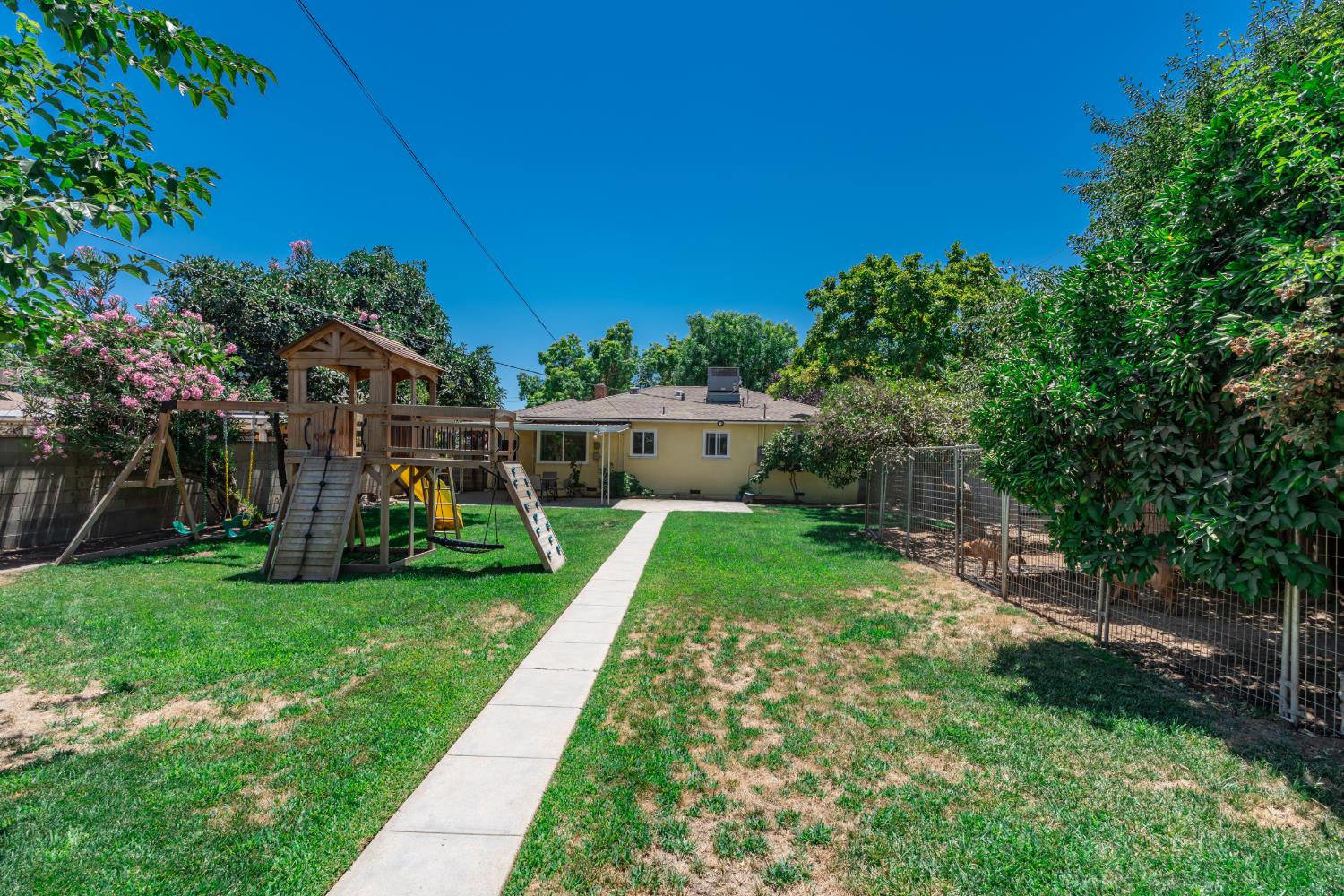 1026 W Dayton Ave, Fresno, CA 93705