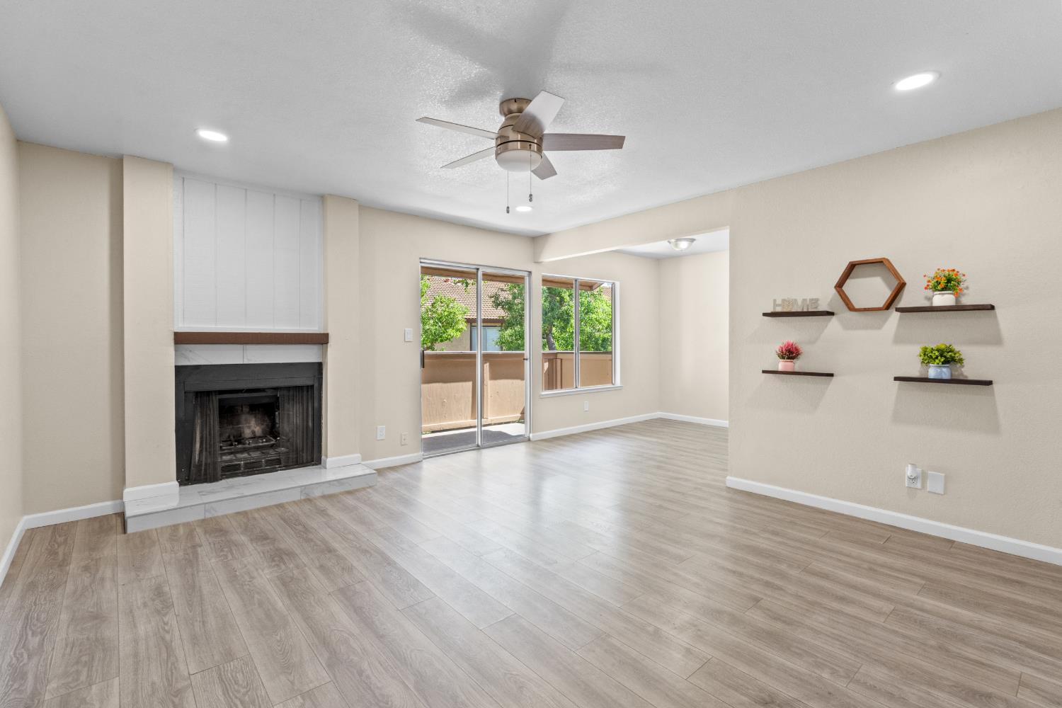 1550 W Ashlan Ave #208, Fresno, CA 93705