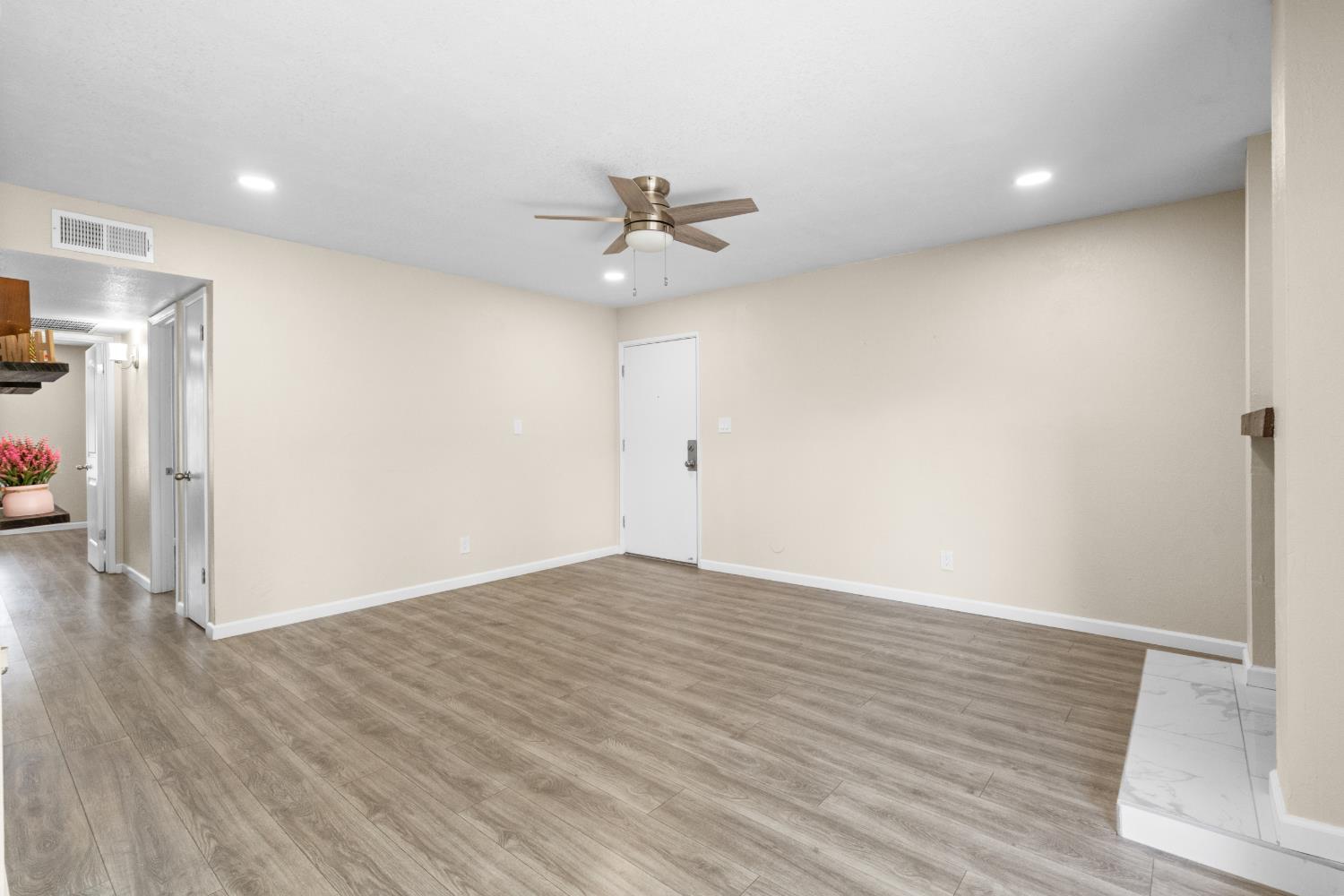 1550 W Ashlan Ave #208, Fresno, CA 93705