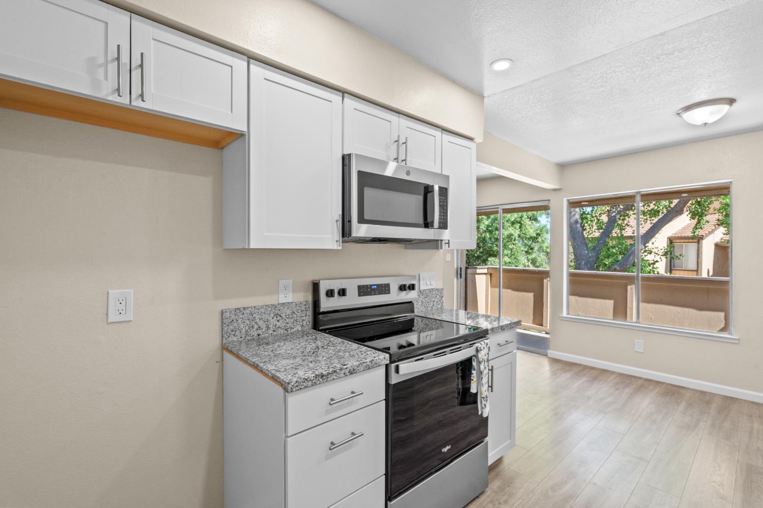 1550 W Ashlan Ave #208, Fresno, CA 93705