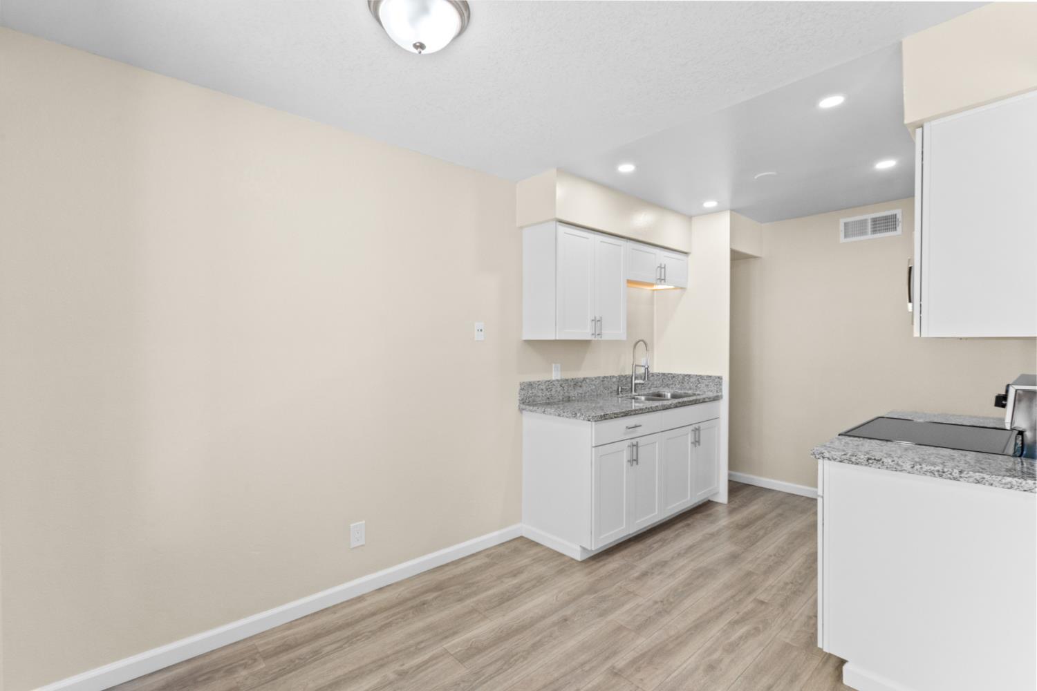 1550 W Ashlan Ave #208, Fresno, CA 93705