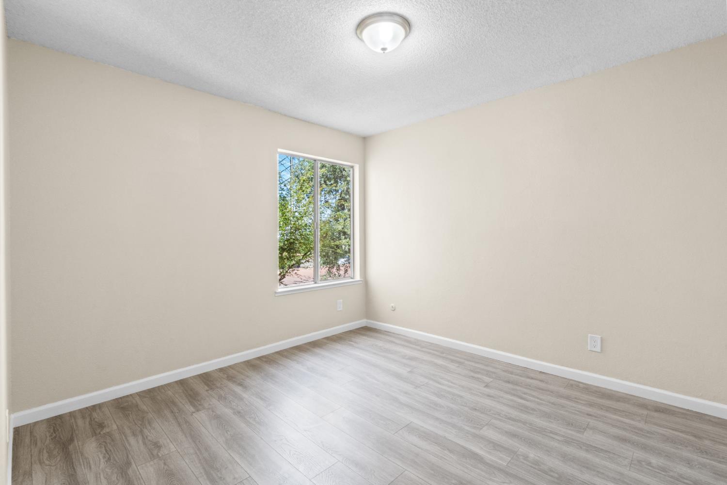 1550 W Ashlan Ave #208, Fresno, CA 93705
