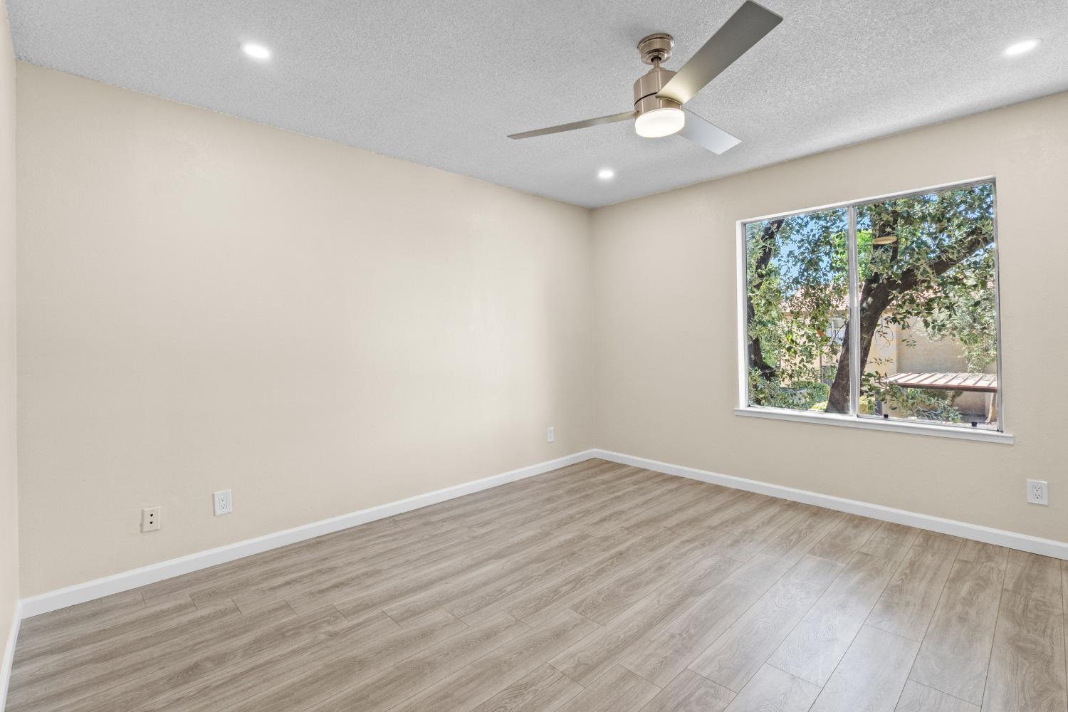 1550 W Ashlan Ave #208, Fresno, CA 93705