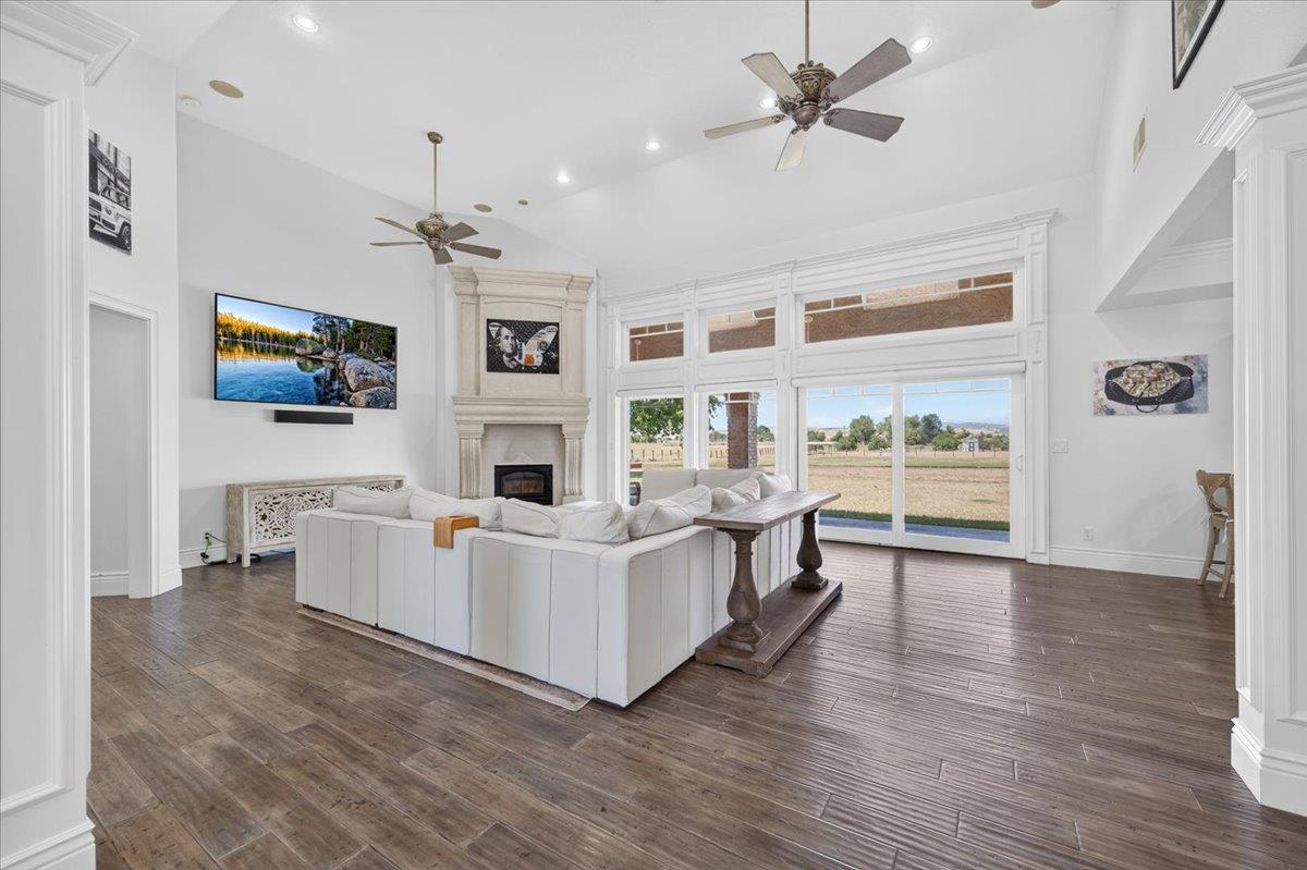 12228 Tollhouse Rd, Clovis, CA 93619