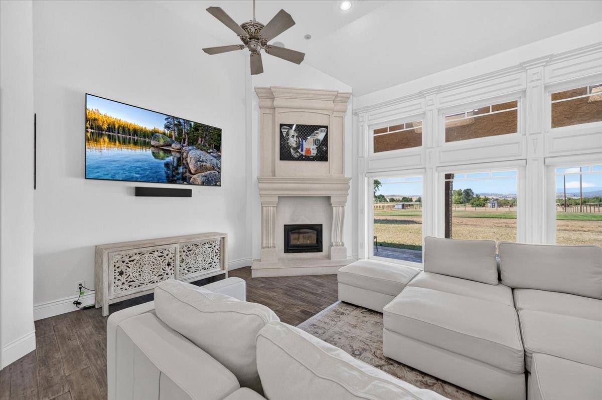 12228 Tollhouse Rd, Clovis, CA 93619