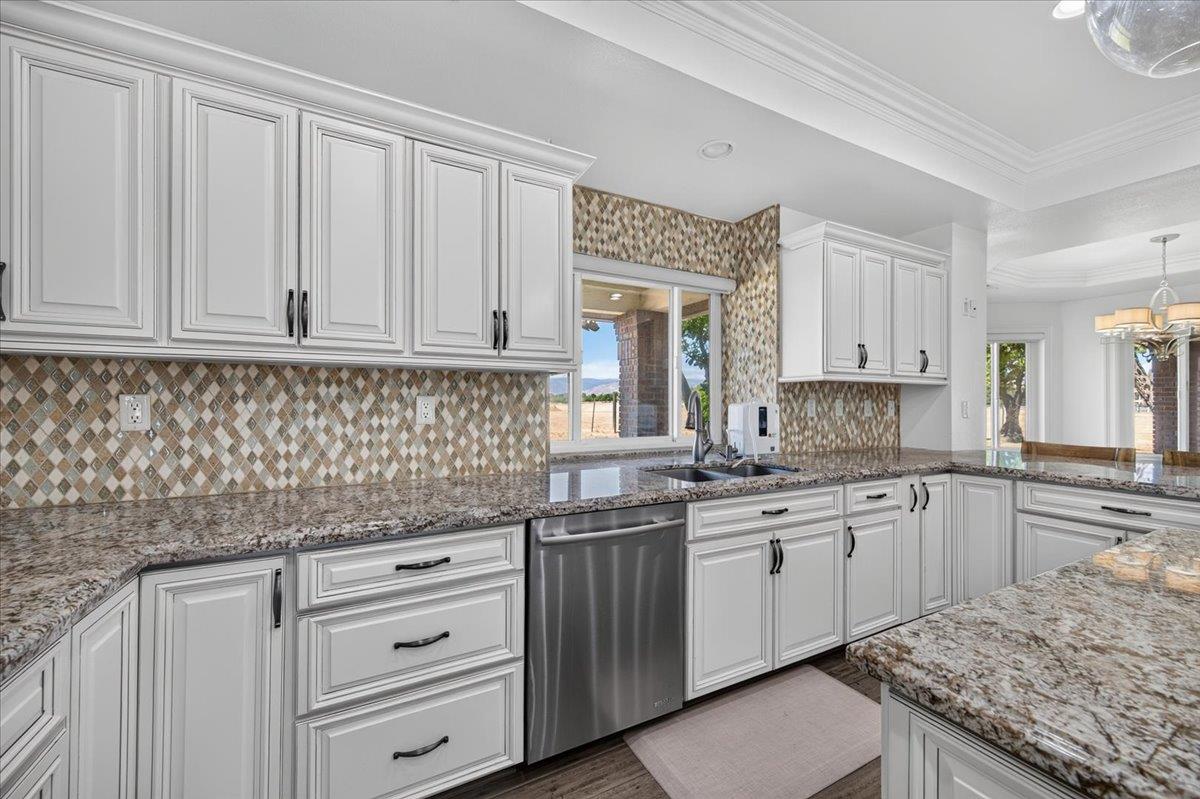 12228 Tollhouse Rd, Clovis, CA 93619