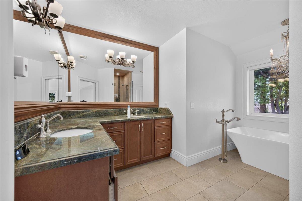 12228 Tollhouse Rd, Clovis, CA 93619