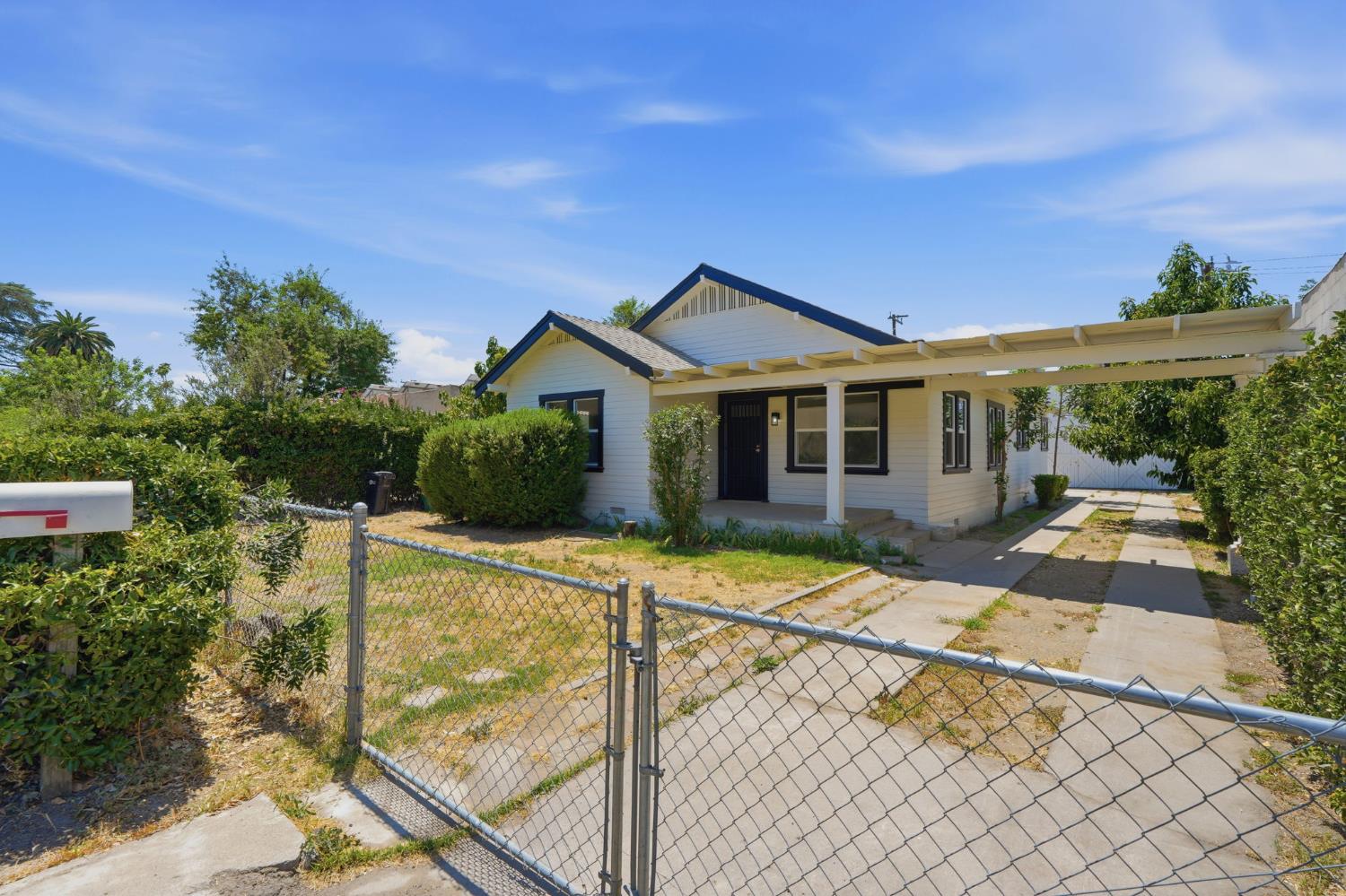 35 S Howland St, Porterville, CA 93257