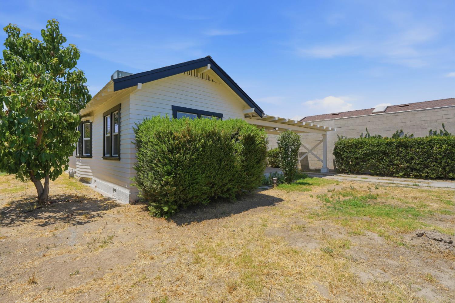 35 S Howland St, Porterville, CA 93257