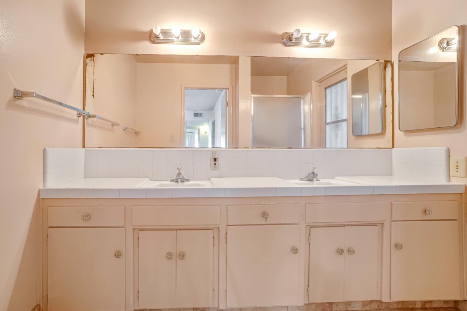 758 E Dovewood Ln, Fresno, CA 93710