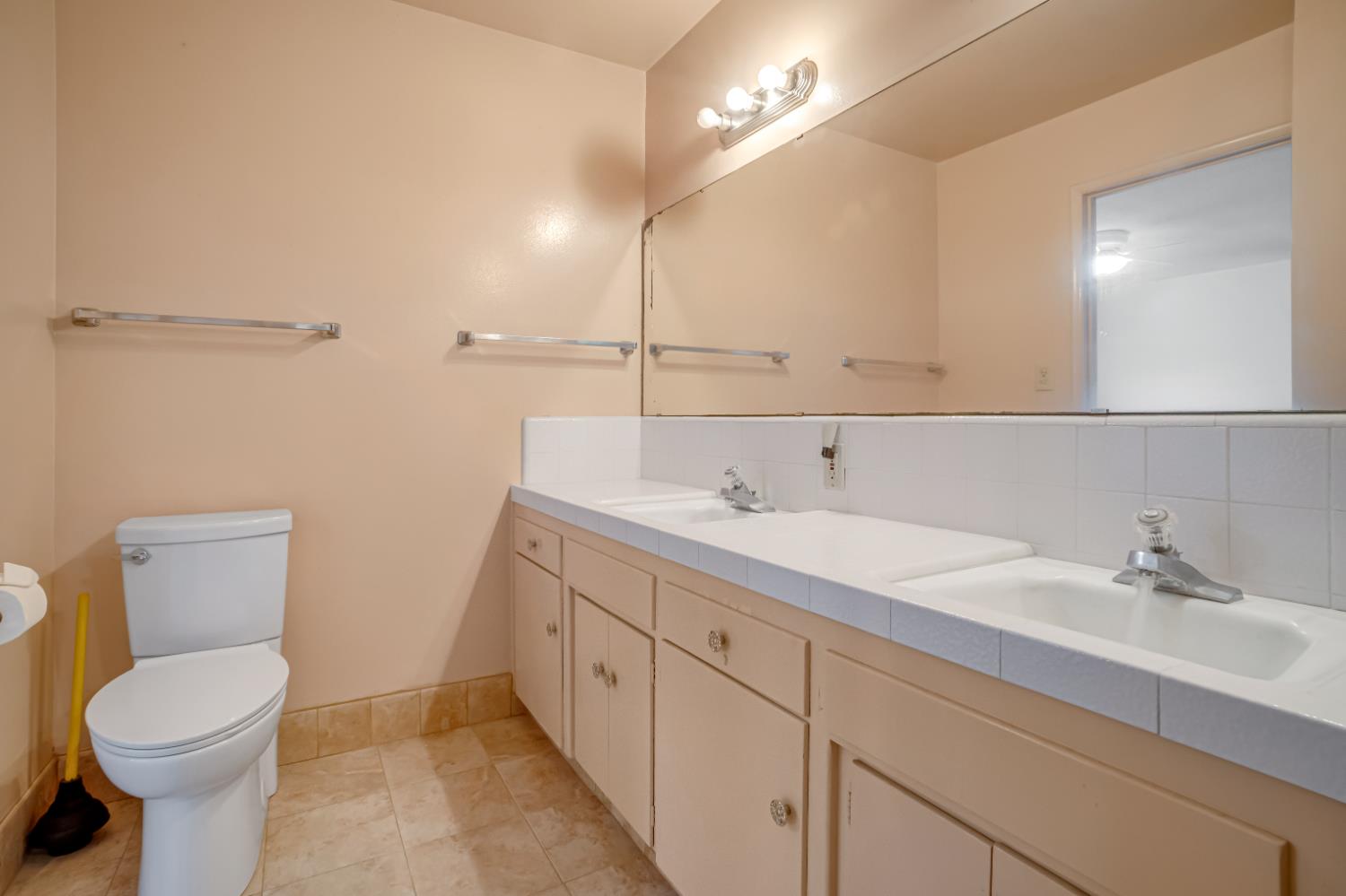758 E Dovewood Ln, Fresno, CA 93710