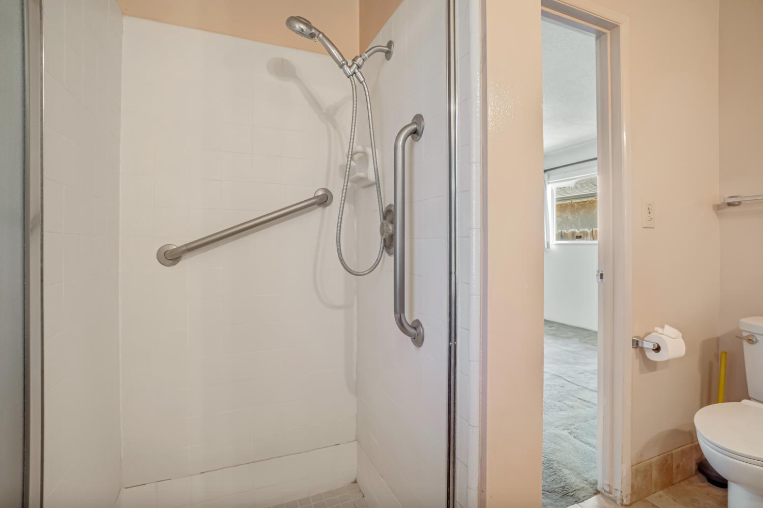 758 E Dovewood Ln, Fresno, CA 93710