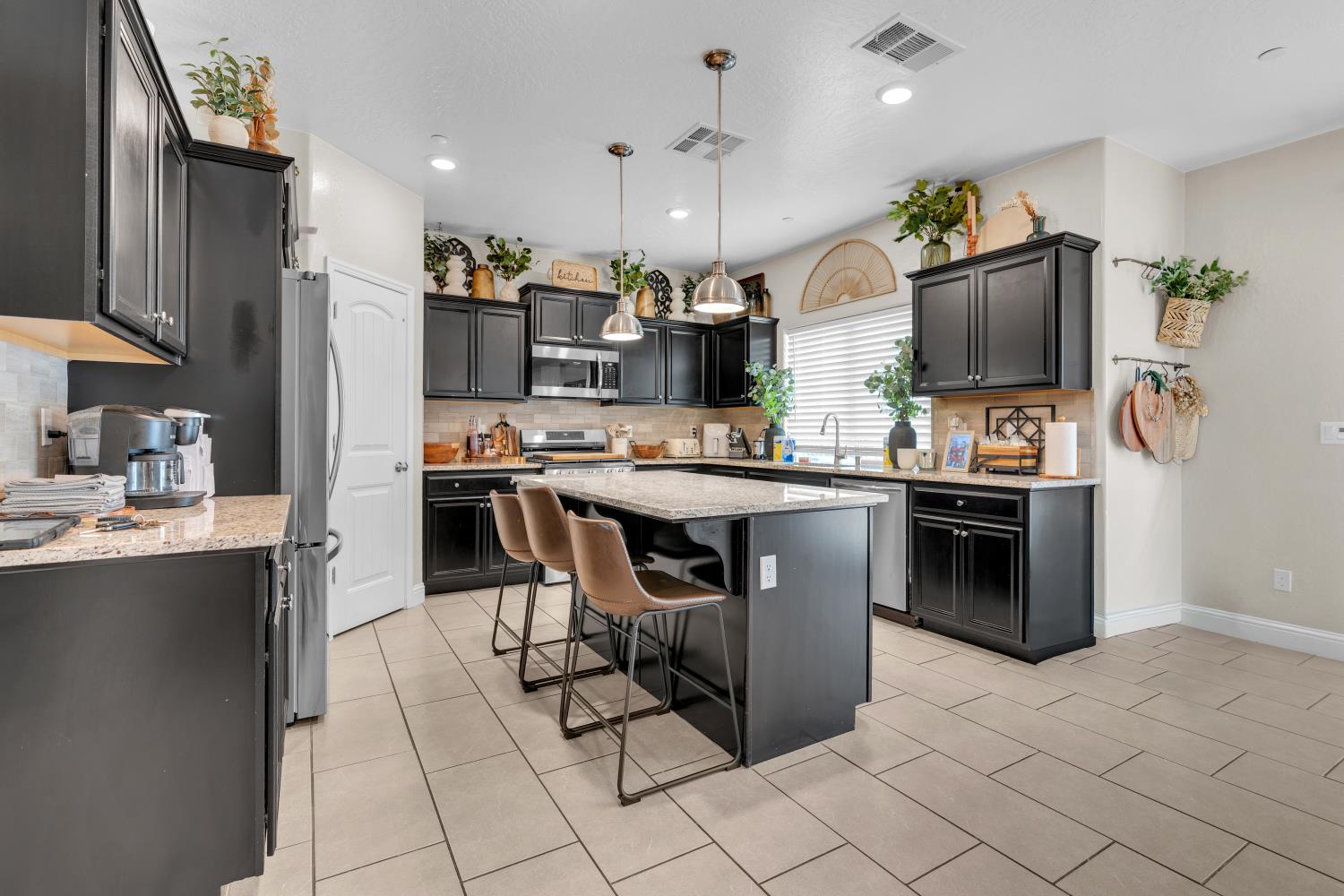 5955 E Belgravia Ave, Fresno, CA 93727