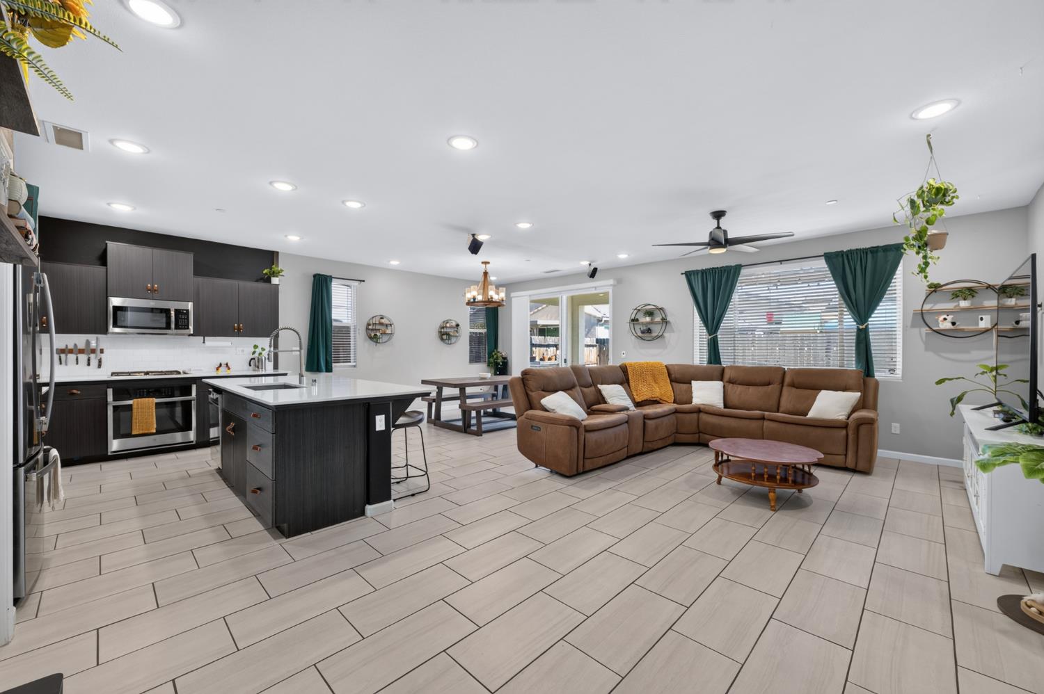 4113 Sussex Ave, Clovis, CA 93619