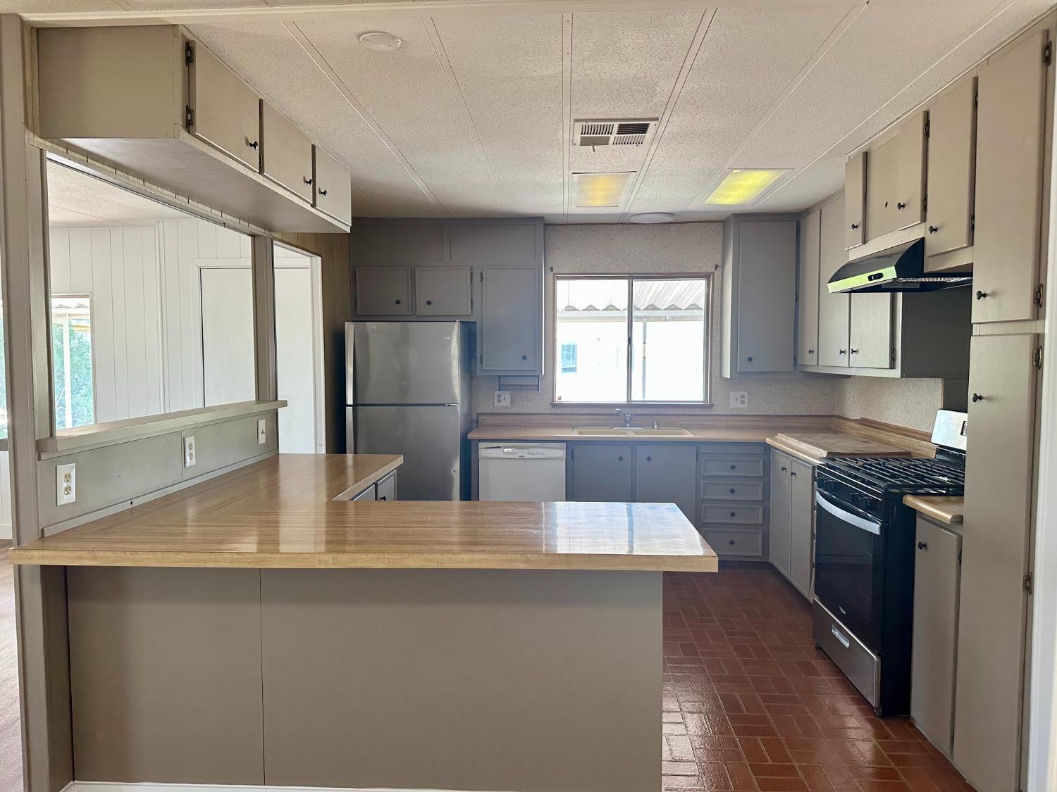 3556 Duke #150, Fresno, CA 93727