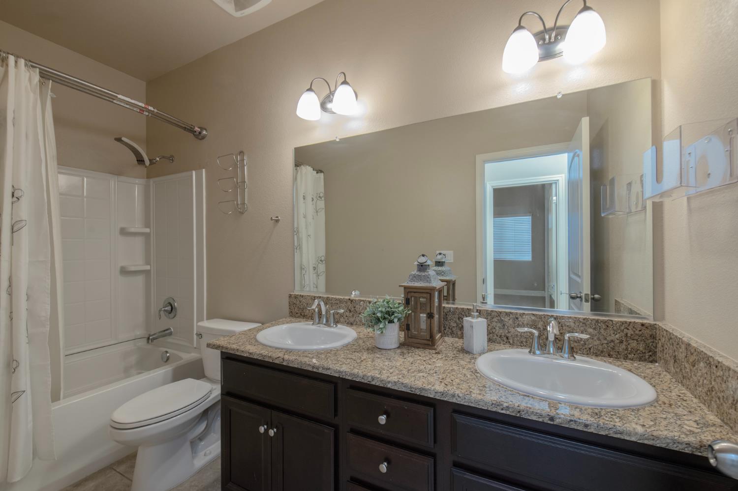 3728 W Ceres Ct, Visalia, CA 93291