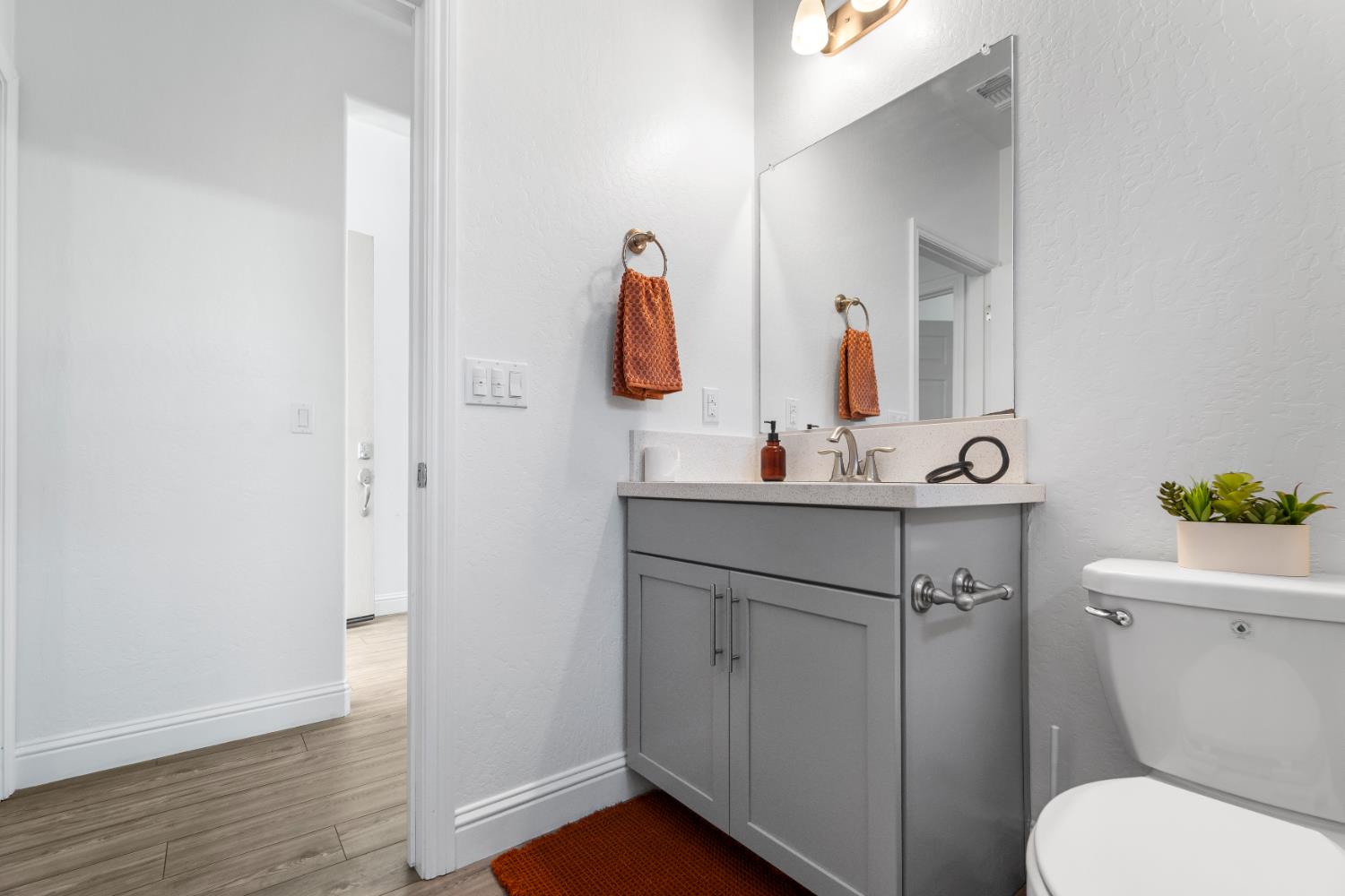 763 Howard St, Kingsburg, CA 93631