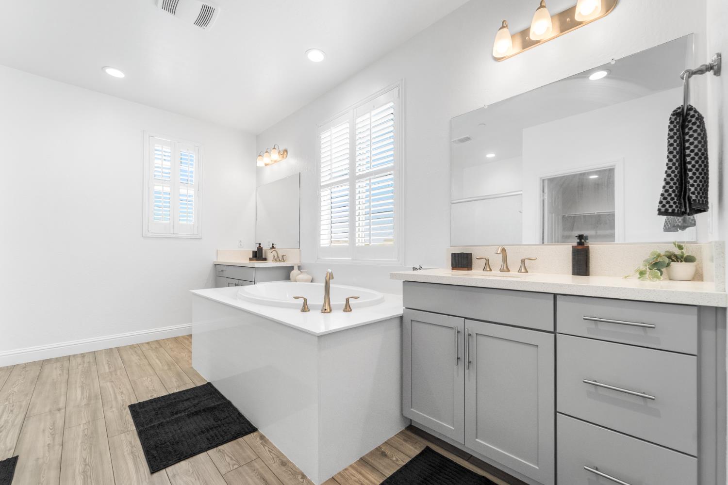 763 Howard St, Kingsburg, CA 93631