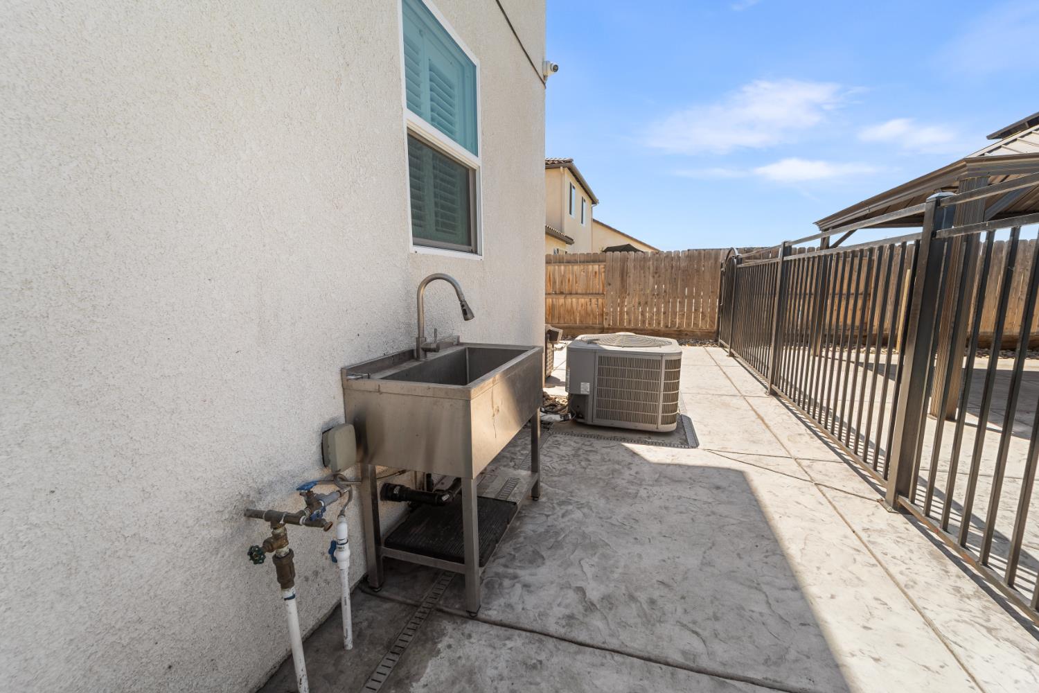 763 Howard St, Kingsburg, CA 93631