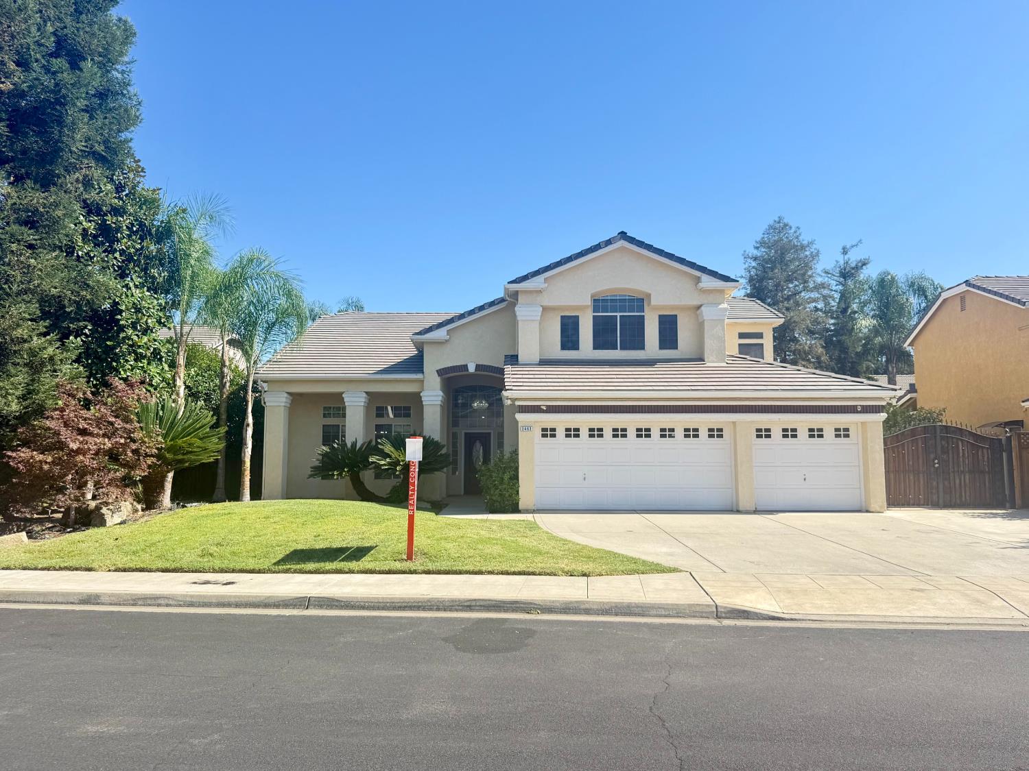 2463 Twain Ave, Clovis, CA 93611