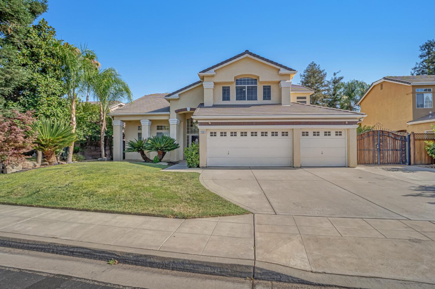 2463 Twain Ave, Clovis, CA 93611
