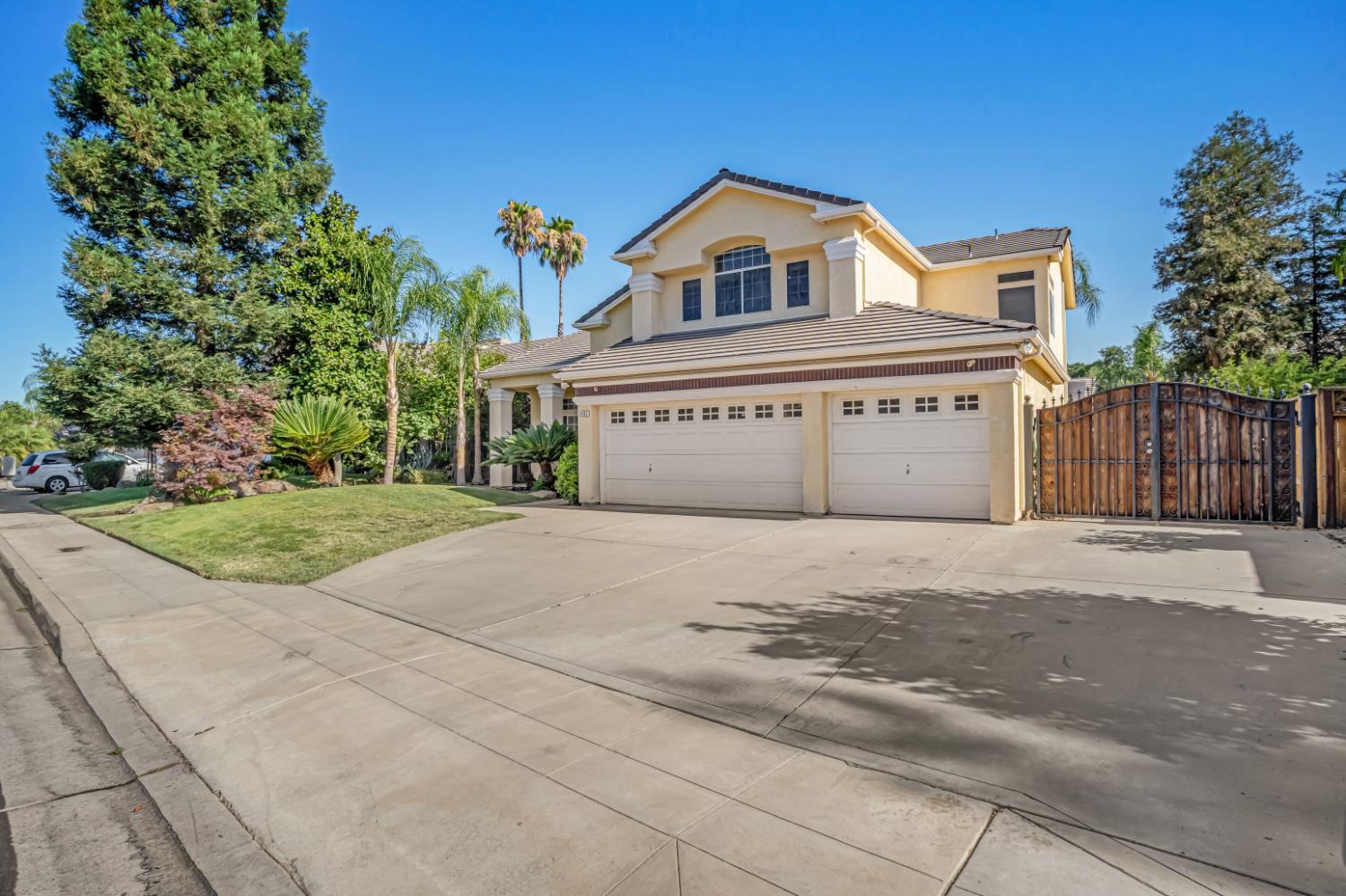 2463 Twain Ave, Clovis, CA 93611