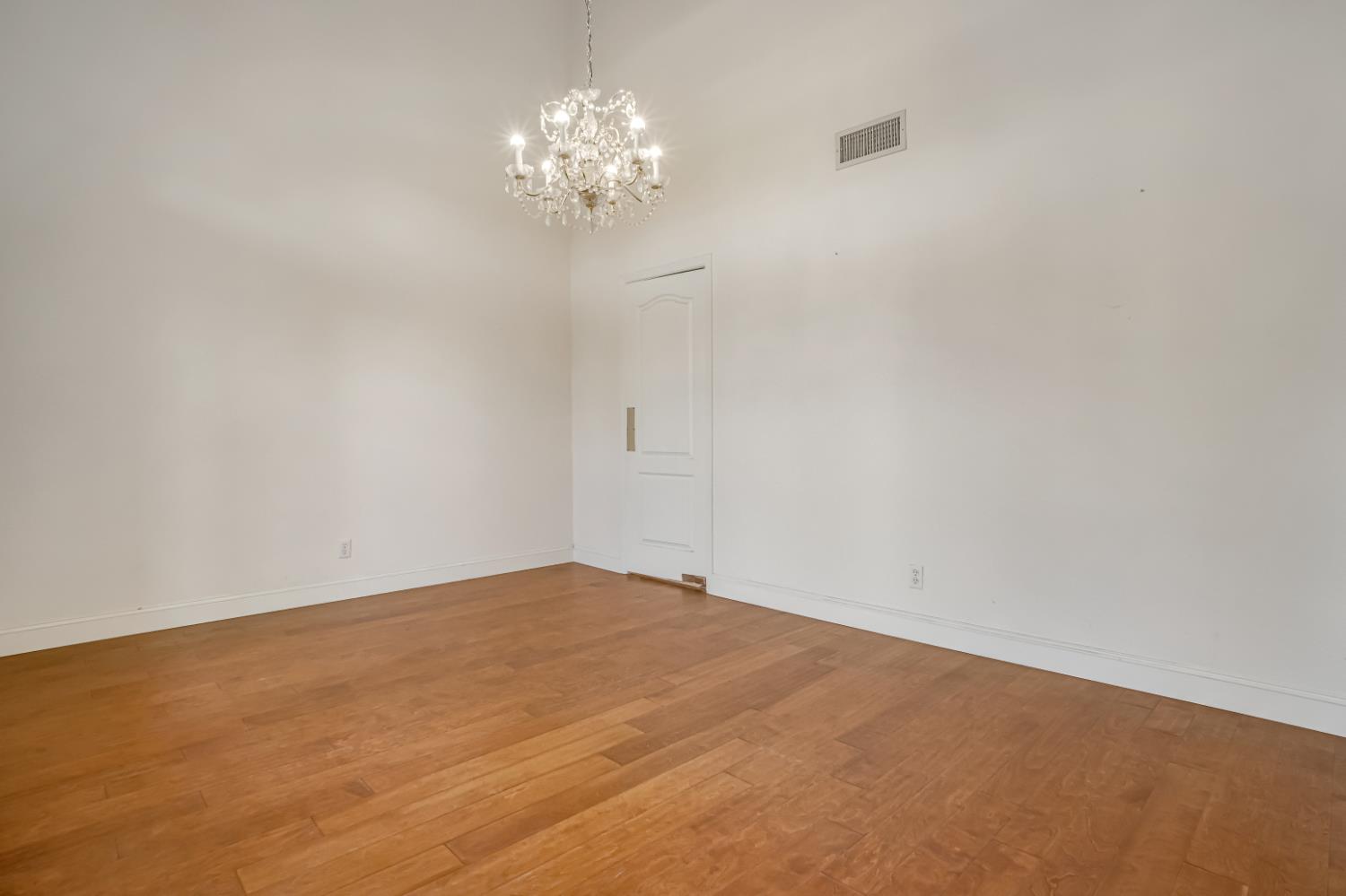 2463 Twain Ave, Clovis, CA 93611
