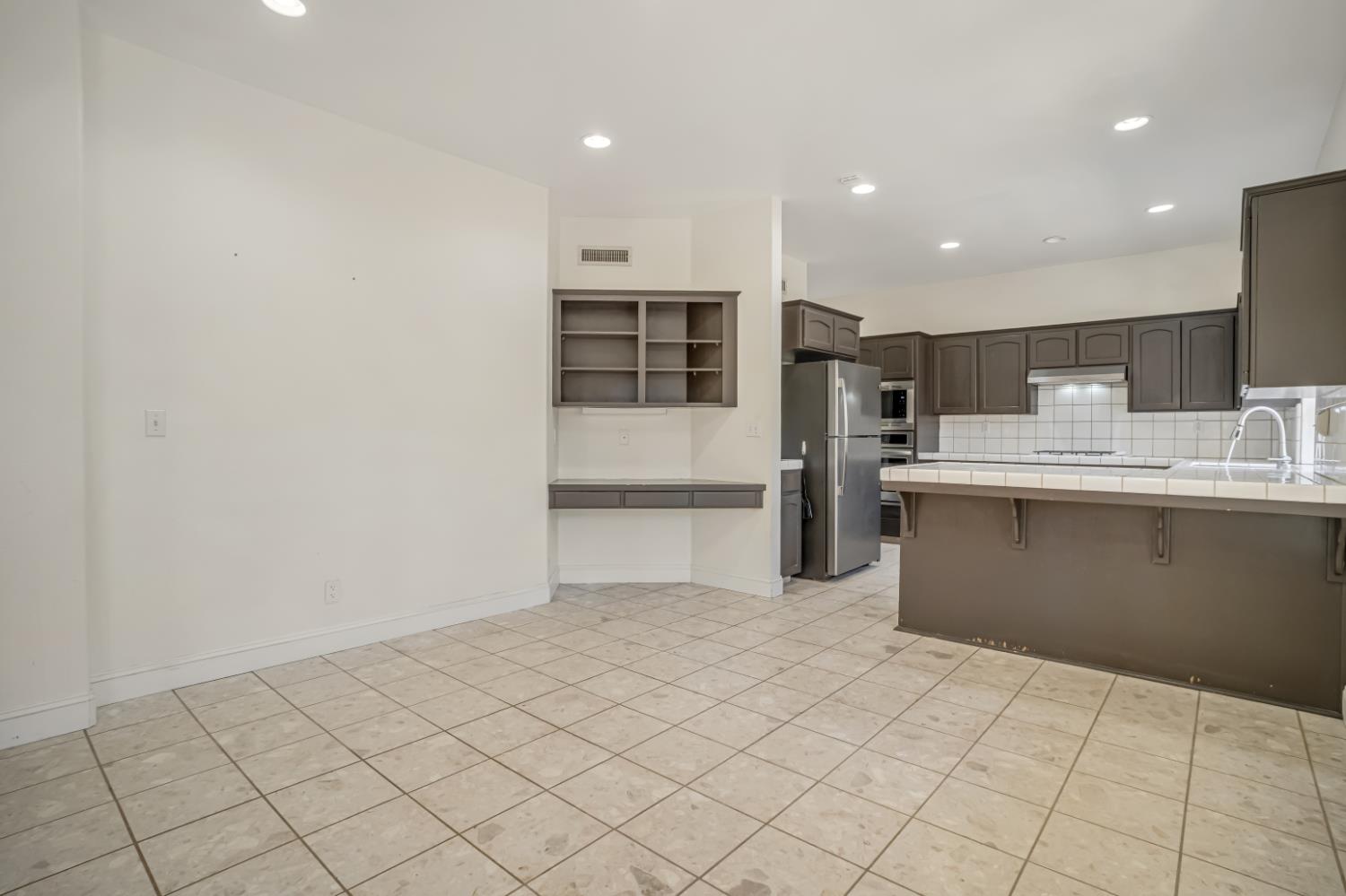 2463 Twain Ave, Clovis, CA 93611