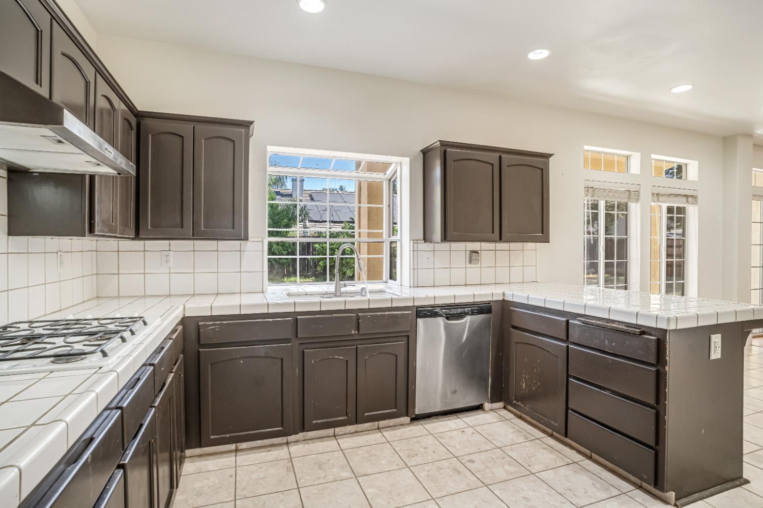2463 Twain Ave, Clovis, CA 93611