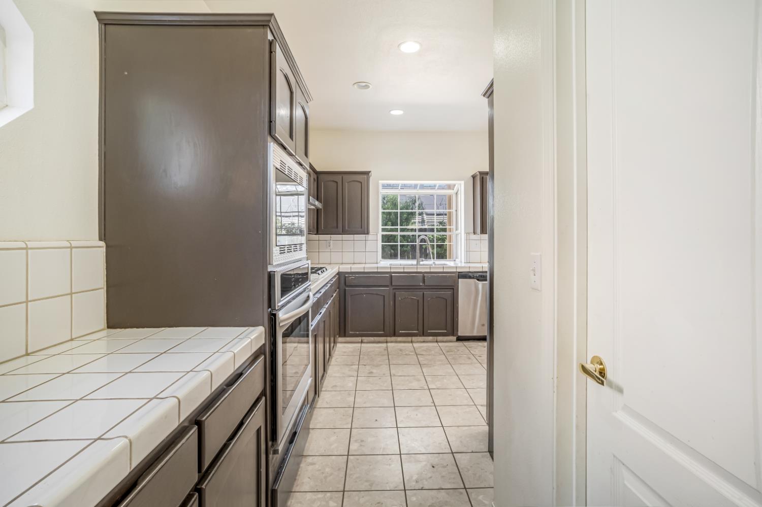 2463 Twain Ave, Clovis, CA 93611