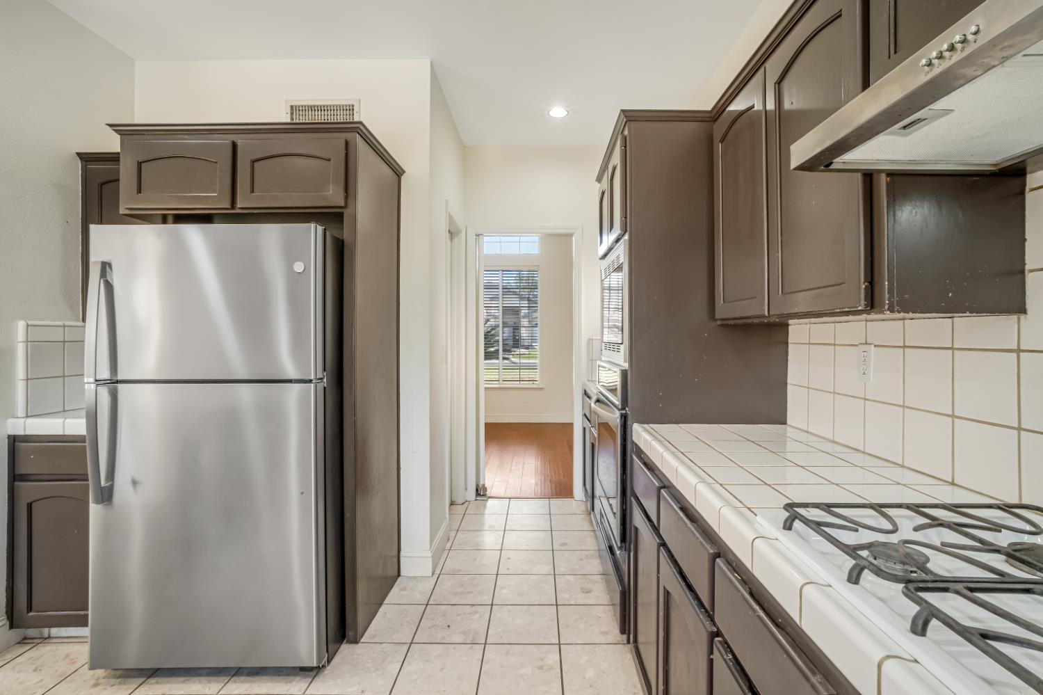 2463 Twain Ave, Clovis, CA 93611