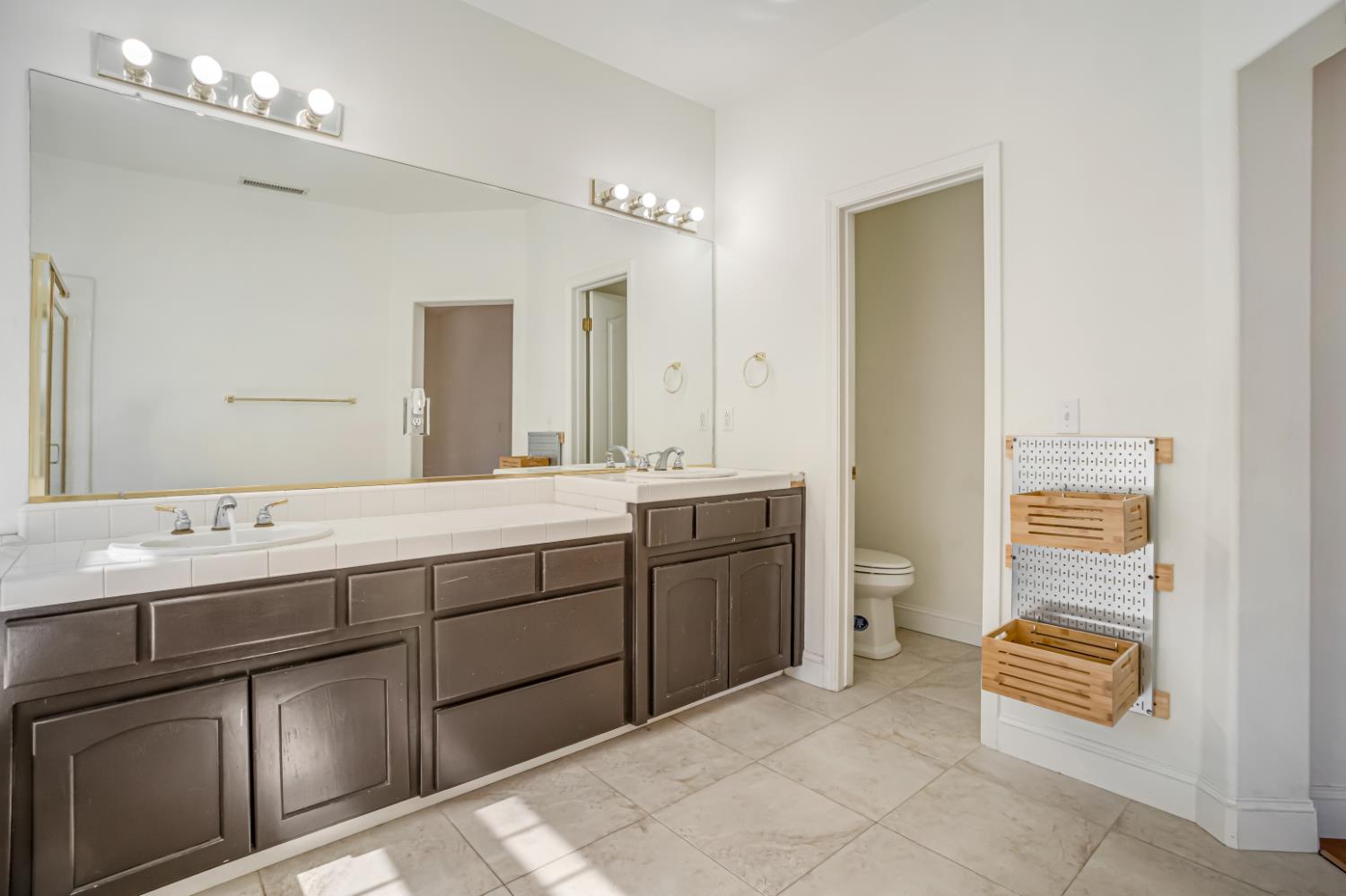 2463 Twain Ave, Clovis, CA 93611